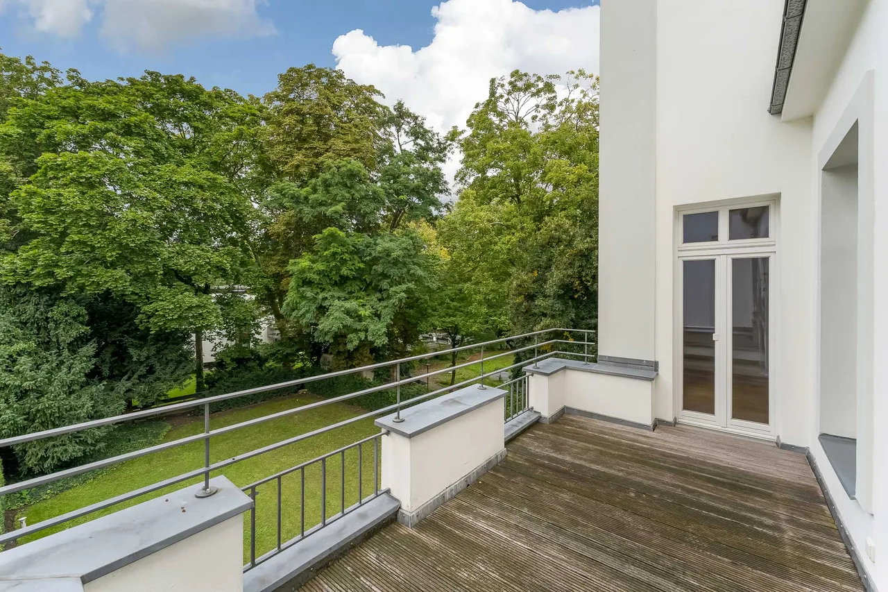 Große Dachterrasse mit Holzboden und Blick in den Garten